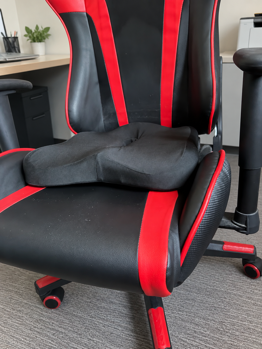 Coussin d'assise posé sur l'assise d'un fauteuil de bureau