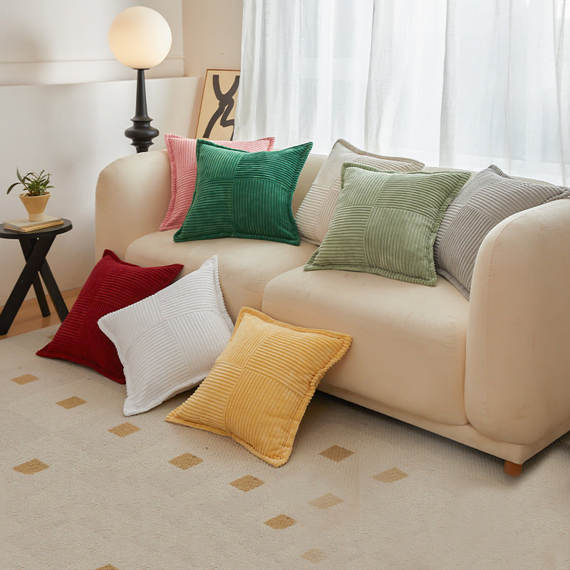 Housses de coussin en velours côtelé dans plusieurs coloris sur un canapé