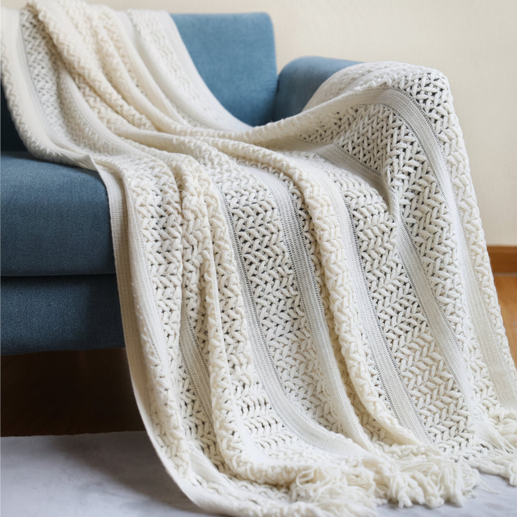 Jeté de canapé en maille à franges beige drapé sur un canapé