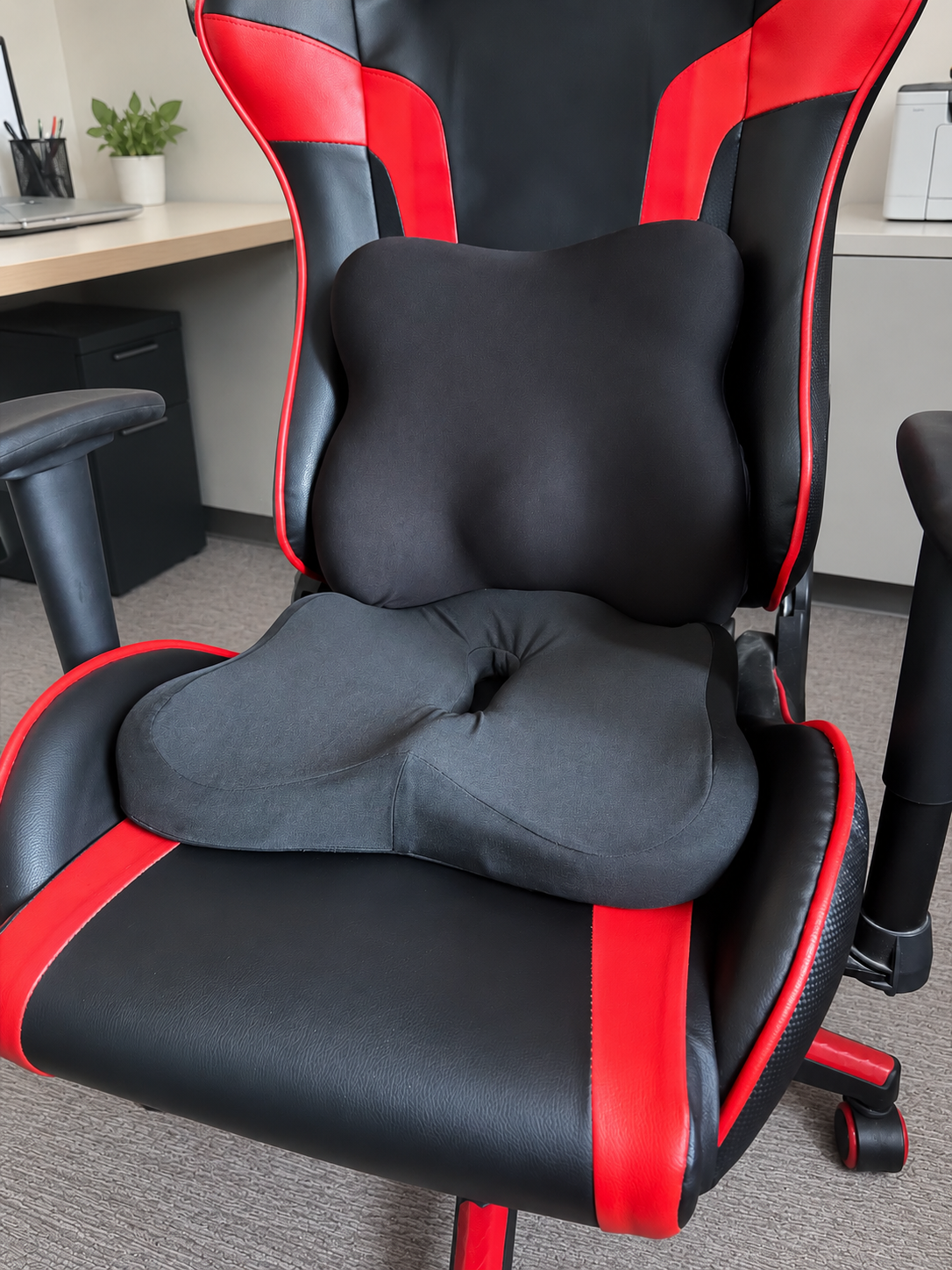 Pack poste de travail installé sur un fauteuil de bureau : coussin coccyx sur l'assise et coussin lombaire sur le dossier