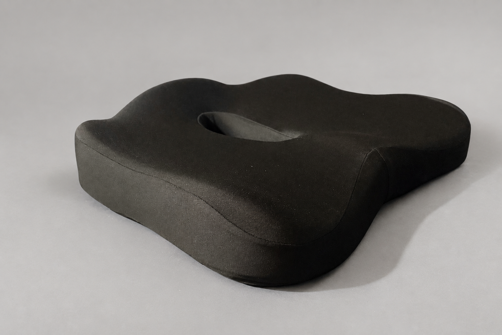 Coussin d'assise à mémoire de forme Mirlune, noir, 34 x 36 cm et 9 cm d'épaisseur, vu de trois quarts