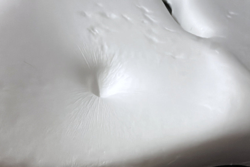 Empreinte laissée dans la mousse à mémoire de forme juste après le retrait du pouce