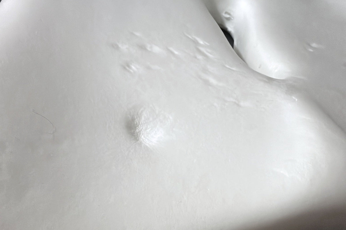 La mousse à mémoire de forme remonte lentement et efface l'empreinte